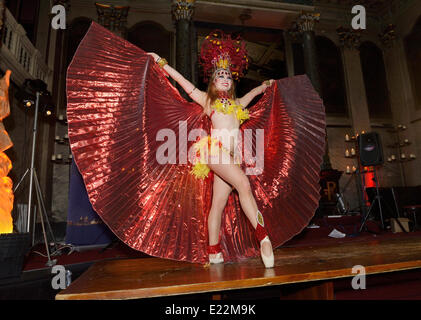 Liverpool, Vereinigtes Königreich. Freitag 13.. Juni 2014: Tanzlehrer Gillian, Karnevalskönigin in 2012 Brazilica, zeigt ihr neues Outfit während eines Solo-Tanz-Routine. Bildnachweis: Dave Ellison/Alamy Live-Nachrichten Stockfoto