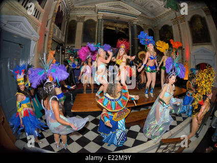 Liverpool, Vereinigtes Königreich. Freitag 13.. Juni 2014: Samba-Tänzer zeigen Sie die Kostüme für den diesjährigen Brazilica internationalen Samba Karneval. Bildnachweis: Dave Ellison/Alamy Live-Nachrichten Stockfoto