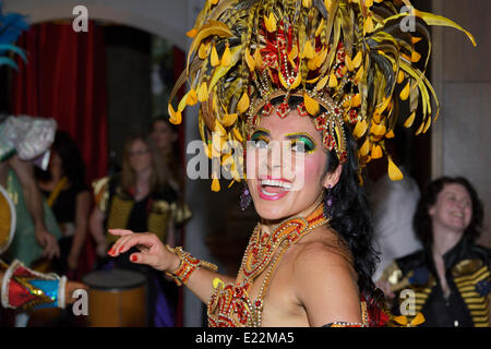 Liverpool, Vereinigtes Königreich. Freitag 13.. Juni 2014: Simone Reeves, der Samba in ihrer Tanzschule, Viva Brasil, lehrt ist einer der Organisatoren des Karnevals. Bildnachweis: Dave Ellison/Alamy Live-Nachrichten Stockfoto