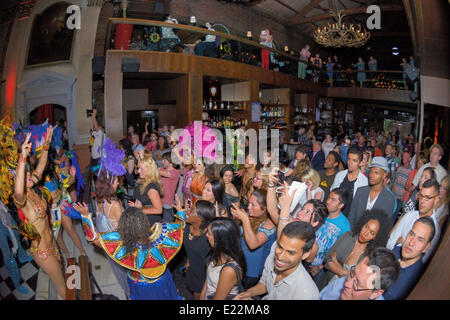 Liverpool, Vereinigtes Königreich. Freitag 13.. Juni 2014: Kunden im Alma de Cuba in Seel Straße genießen Sie die Show. Bildnachweis: Dave Ellison/Alamy Live-Nachrichten Stockfoto