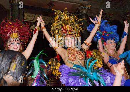 Liverpool, Vereinigtes Königreich. Freitag 13.. Juni 2014: Die Mädchen halten ihre Hände in der Luft wie am Ende der Show das Publikum applaudiert. Bildnachweis: Dave Ellison/Alamy Live-Nachrichten Stockfoto