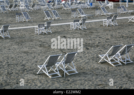 Typische italienische Strandliegen in Viareggio, einer der bekanntesten italienischen Urlaubsorte Sommer Stockfoto