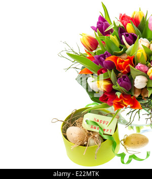 Bouquet von frischen Tulpen mit Ostereiern und Geschenk-Box auf weißem Hintergrund. Ferien-Hintergrund Stockfoto