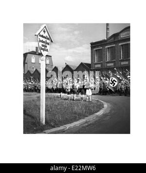 1930er Jahren parade Deutschland mit Kindern ein Hakenkreuz-Flagge salutieren und winkt ein marschieren in Nürnberg Stockfoto