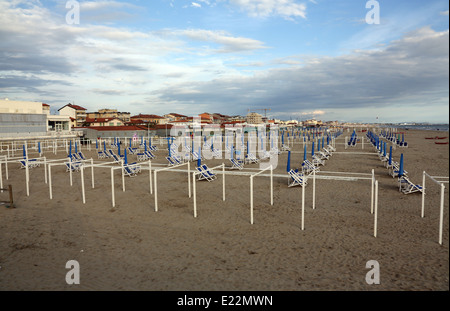 Typische italienische Strandliegen in Viareggio, einer der bekanntesten italienischen Urlaubsorte Sommer Stockfoto