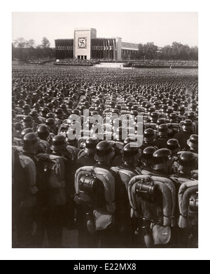 Nürnberg 1930 Waffen-SS-Truppen in polierten Helme in präzise serried Rank an Salute stehen während eines deutschen Nazi Kundgebung vor dem Zweiten Weltkrieg 2. Stockfoto