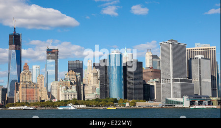 NEW YORK CITY, USA - 15. September 2012: Aussicht auf Manhattan und den Hudson von der Hudson River Waterfront Promenade in Brooklyn. Stockfoto