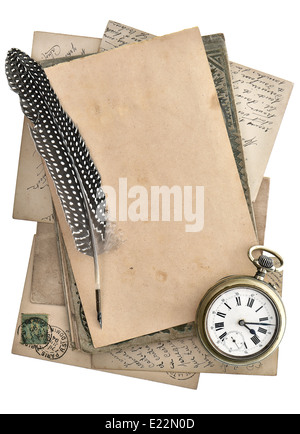 Vintage Papiere und Postkarten isoliert auf weißem Hintergrund. Antike Feder Stift und Uhr Stockfoto