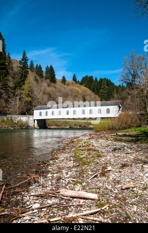 Ein Blick auf die Goodpasture Covered Bridge in Vida, Oregon, in der Nähe von Springfield.  Die Brücke überspannt den McKenzie River. Stockfoto