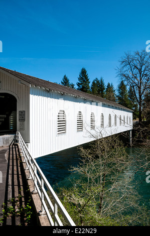 Ein Blick auf die Goodpasture Covered Bridge in Vida, Oregon, in der Nähe von Springfield.  Die Brücke überspannt den McKenzie River. Stockfoto