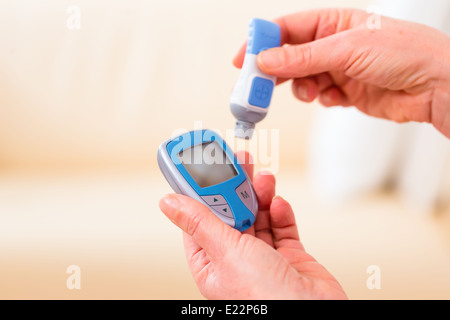 Frau mit Altersdiabetes Messung des Blutzuckers mit Indikator Stockfoto