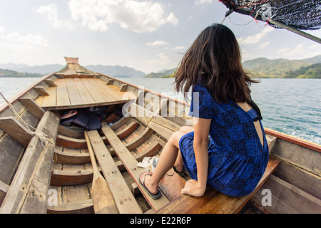 Schöne Asiatin Tourist entspannend am Cheow Lan Lake, Khao Sok Nationalpark, Phang Nga, Thailand Stockfoto