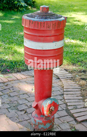 Roten alten Hydrant an Stadt Bürgersteig Stockfoto