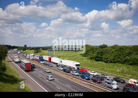 Stau auf der Autobahn Richtung Süden M40 in Oxfordshire, England Stockfoto