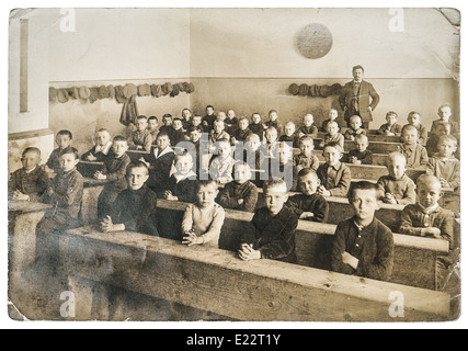 BERLIN, Deutschland - um 1900: Antike Porträt von Klassenkameraden. Gruppe von Kindern im Unterricht Stockfoto
