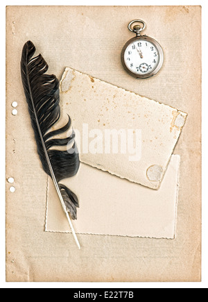 Vintage Papiere und Postkarten isoliert auf weißem Hintergrund. Antike Feder Stift und Uhr Stockfoto