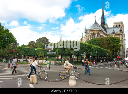 PARIS - 24 AUGUST: Straßenszene mit Touristen und Einheimischen in Paris in der Nähe von berühmten Notre Dame de Paris am 25. August 2013 in Paris Stockfoto