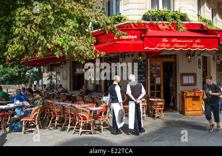 PARIS - 24 AUGUST: Straßenszene in Paris Traditionscafé in der Nähe von berühmten Notre Dame de Paris am 25. August 2013 in Paris, Frankreich Stockfoto