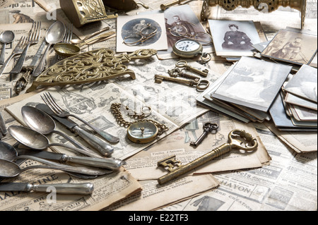 Antik Rarität waren, Privatsammlung. Altes Besteck, Uhr, Key, Fotos. Sammlerstücke. Shabby chic Stockfoto