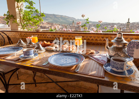 Frühstück auf der Dachterrasse auf das schöne Riad Dar el Ghalia, ein kleines Luxus-Riad in der historischen Medina, Fez, Marokko. Stockfoto