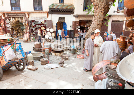 Schlosser-Werkstätten säumen den Ort el Seffarine in Fez, Marokko. Stockfoto