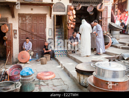 Schlosser-Werkstätten säumen den Ort el Seffarine in Fez, Marokko. Stockfoto