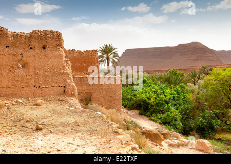 Blick auf eine ursprüngliche Kasbah im Ziz Tal in der Nähe von Er-Rachidia, Marokko, Nordafrika. Stockfoto