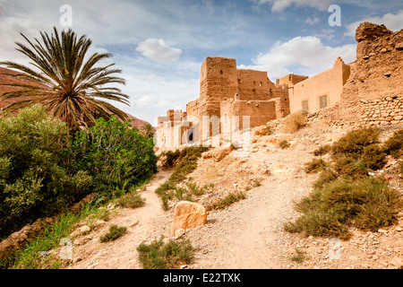 Blick auf eine ursprüngliche Kasbah im Ziz Tal in der Nähe von Er-Rachidia, Marokko, Nordafrika. Stockfoto