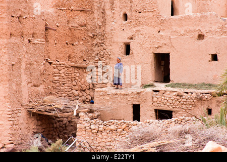 Blick auf eine ursprüngliche Kasbah im Ziz Tal in der Nähe von Er-Rachidia, Marokko, Nordafrika. Stockfoto