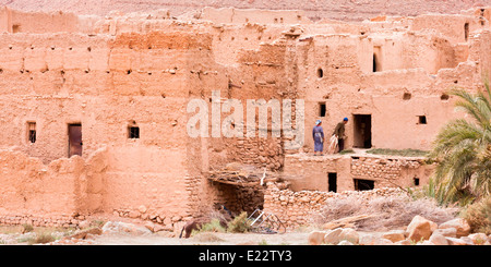 Blick auf eine ursprüngliche Kasbah im Ziz Tal in der Nähe von Er-Rachidia, Marokko, Nordafrika. Stockfoto