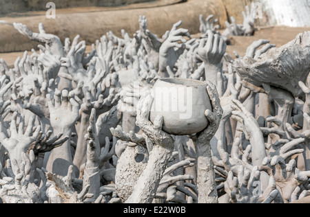 Hände aus der Hölle in den Tempel des weißen, Chiang Rai, Thailand. Stockfoto