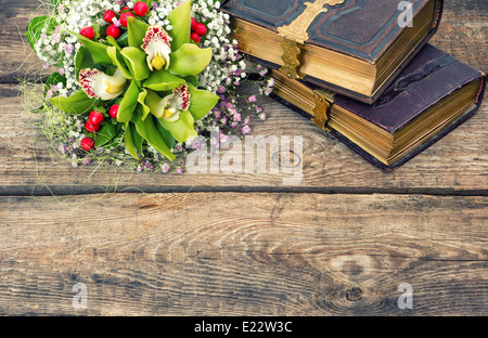 alte Bücher und Orchidee blüht über rustikalen hölzernen Hintergrund. nostalgische sentimental Stillleben. Retro-Stil getönten Bild Stockfoto