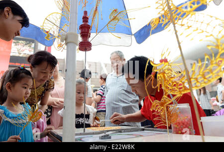 Zhengzhou, China Henan Provinz. 14. Juni 2014. Ein Volkskünstler macht Zucker-Figuren im Rahmen einer Veranstaltung anlässlich der 9. China Cultural Heritage Day in Zhengzhou, Hauptstadt der Provinz Zentral-China Henan, 14. Juni 2014. © Zhao Peng/Xinhua/Alamy Live-Nachrichten Stockfoto