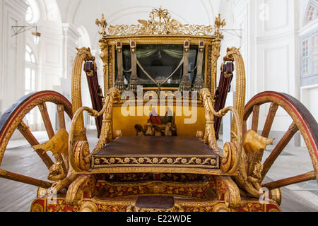 Italien. Alten Trainer auf Luxus-Palast-Hintergrund. Stockfoto