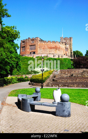 Blick auf die Burg vom Schloss mit dem mercian Regiment Monument, das sich in den Vordergrund, Tamworth gesehen, England. Stockfoto