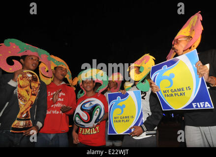 Solo, Indonesien. 14. Juni 2014. SOLO, JAVA, Indonesien - Juni 12: Indonesische Männer spielen Fußball Feuer bereiten. Â beim warten auf der Eröffnung der FIFA Fussball-Weltmeisterschaft 2014 in Brasilien, in Solo, Java, Indonesien, am 12. Juni. Feuer-Fußball ist ein Fußballspiel mit einen Feuerball der Kokosnuss getränkt von Kerosin in Brand. © Agoes Rudianto/NurPhoto/ZUMAPRESS.com/Alamy Live-Nachrichten Stockfoto