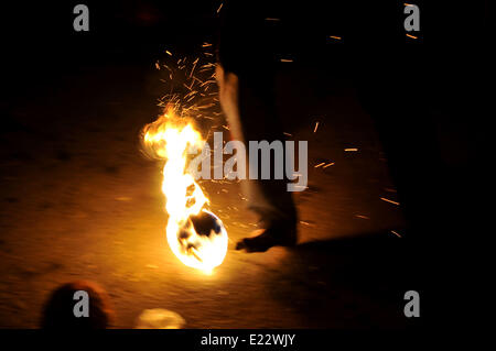 Solo, Indonesien. 14. Juni 2014. SOLO, JAVA, Indonesien - Juni 12: Indonesische Männer spielen Fußball Feuer. Â beim warten auf der Eröffnung der FIFA Fussball-Weltmeisterschaft 2014 in Brasilien, in Solo, Java, Indonesien, am 12. Juni. Feuer-Fußball ist ein Fußballspiel mit einen Feuerball der Kokosnuss getränkt von Kerosin in Brand. © Agoes Rudianto/NurPhoto/ZUMAPRESS.com/Alamy Live-Nachrichten Stockfoto