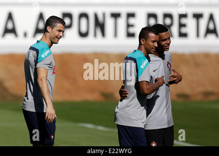 Campinas, Brasilien. 13. Juni 2014. CRISTIANO RONALDO und NANI nehmen Sie ein Bild mit einem lokalen jungen während einer Trainingseinheit in Campinas. © Bruno Colaco/ZUMA Wire/ZUMAPRESS.com/Alamy Live-Nachrichten Stockfoto