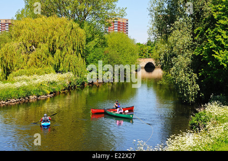 Kanus auf den River Tame mit einer steinernen Brücke nach hinten, Tamworth, Staffordshire, England, Vereinigtes Königreich, West-Europa. Stockfoto