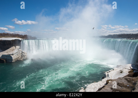 Niagara Falls, Kanada am 27. April 2014. Bleiben Sie durch das dicke Eis kalten Winter im späten April. Stockfoto