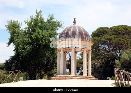 Neo-klassische Runde Tempel in den Gärten von Schloss Donnafugata in Sizilien Stockfoto