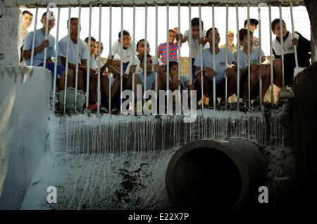 Campinas, Brasilien. 13. Juni 2014. Eine Gruppe von jungen versuchen, die portugiesische Nationalmannschaft Trainingseinheit in Campinas zu beobachten. © Bruno Colaco/ZUMA Wire/ZUMAPRESS.com/Alamy Live-Nachrichten Stockfoto