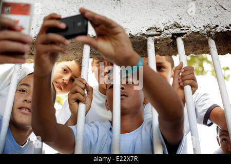 Campinas, Brasilien. 13. Juni 2014. Eine Gruppe von jungen versuchen, die LCD-Anzeige des ein Fotojournalist Profikamera zu fotografieren, wie das ist der einzige Weg sie ihr Idol, C. Ronaldo, in Campinas sehen können. © Bruno Colaco/ZUMA Wire/ZUMAPRESS.com/Alamy Live-Nachrichten Stockfoto