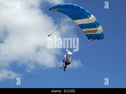 Amateur erstmals mit einem Tandem Fallschirmspringer bei Hinton Lillo Hinton Airfield, Oxfordshire direkt Stockfoto