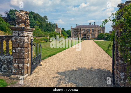 Die Westfassade und Einfahrt am Brympton d'Evercy Haus nr Yeovil, Somerset, England, UK Stockfoto