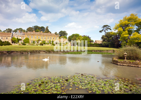 Die Südfassade und See am Brympton d'Evercy Haus nr Yeovil, Somerset, England, UK Stockfoto