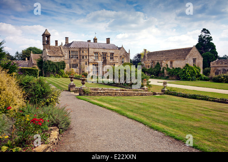 Die Westfassade und Einfahrt am Brympton d'Evercy Haus nr Yeovil, Somerset, England, UK Stockfoto