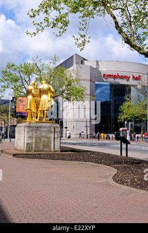 Statue von Matthew Boulton, James Watt und William Murdoch durch William Bloye mit der Symphony Hall nach hinten, Birmingham. Stockfoto