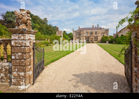Die Westfassade und Einfahrt am Brympton d'Evercy Haus nr Yeovil, Somerset, England, UK Stockfoto