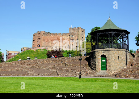 Blick auf die normannische Burg und Gärten mit der Musikpavillon im Vordergrund, Tamworth, England, UK. Stockfoto